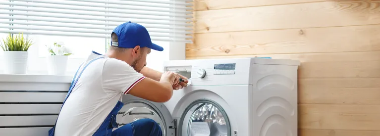 Energia+ Fachowiec. Fachowiec naprawia pralkę