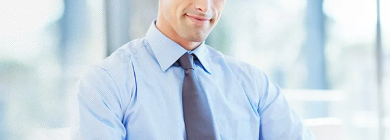 Energia+ Stała cena. Mężczyzna w eleganckiej koszuli