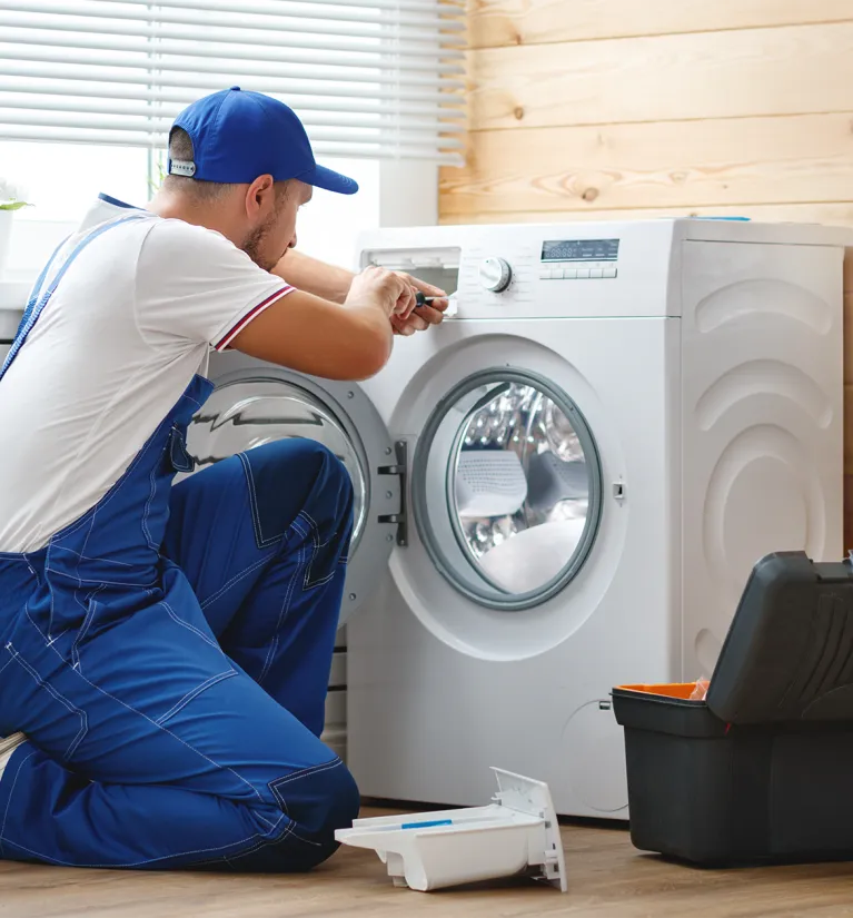 Energia+ Fachowiec. Fachowiec naprawia pralkę