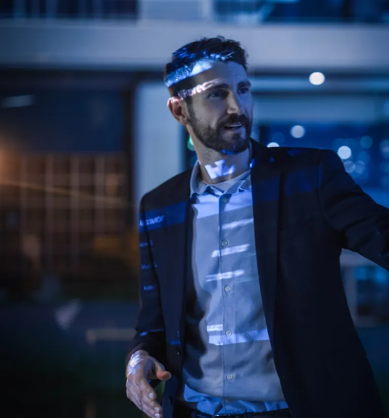 Enea Optima. Mężczyzna w garniturze