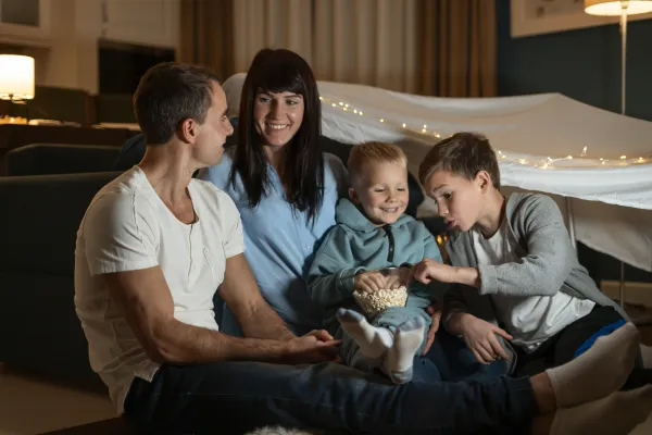 pelny-strzal-rodziny-jedzacej-popcorn pelny-strzal-rodziny-jedzacej-popcorn