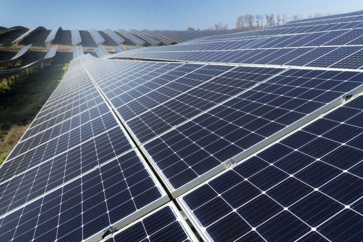 piekna-elektrownia-alternatywna-z-panelami-slonecznymi